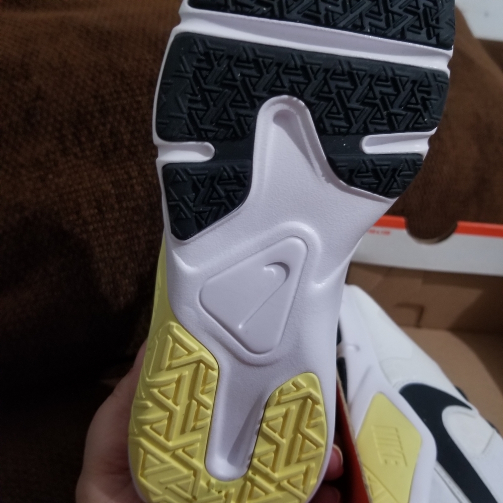 Nike Women's Legend Essential 2 - Picture 3 of 5